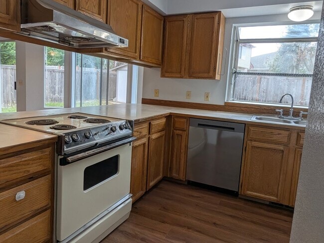 Building Photo - West of Lake Meridian, Easy Commute & Clos...