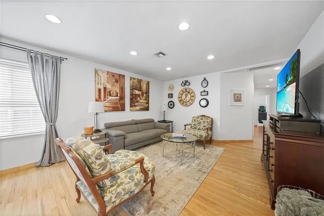 Building Photo - 329 E Everett Pl