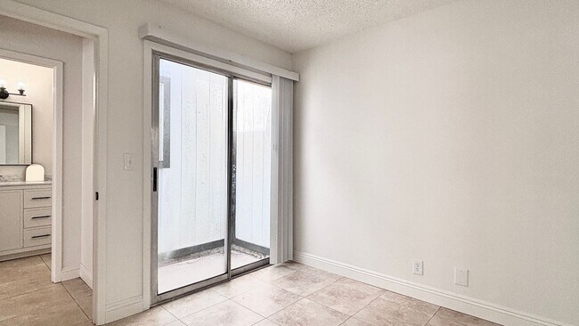 Building Photo - Fantastic 4 bedroom home with a 1 car garage and driveway space for additional car! Backyard and ...