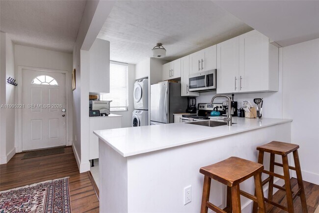 Building Photo - 1651 NE 115th St