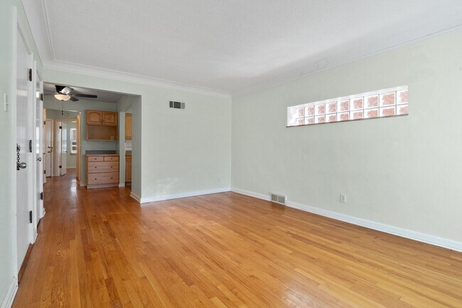 Building Photo - 7112-7114 Jamieson Ave