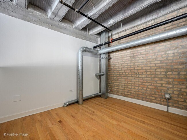 Building Photo - 2545 S Dearborn St