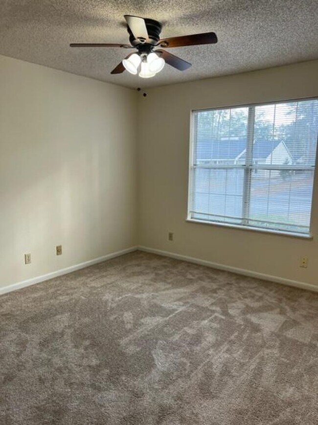 Building Photo - 3BD/2B Townhouse in New Wood Valley