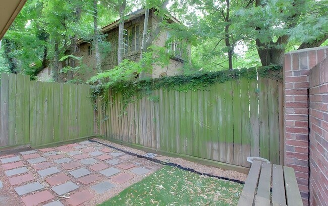 Building Photo - 4812 La Branch St