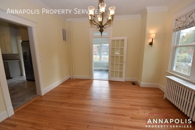 Building Photo - 209 Claude St