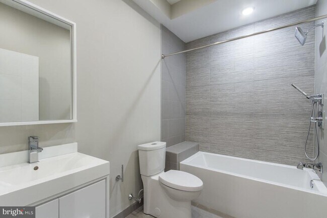 Building Photo - 720 S Sartain St