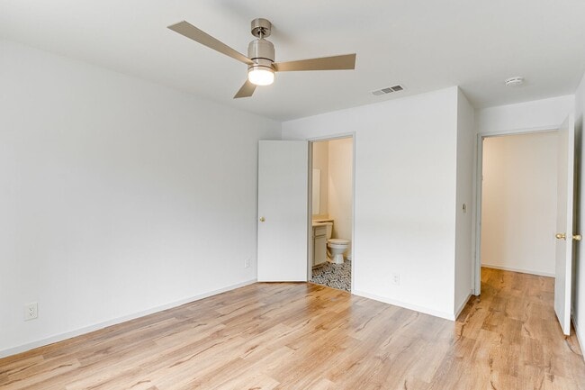 Building Photo - GUARD GATED 2 BEDROOM CONDO!