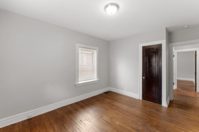 Building Photo - Jump on this Deal! 2 bedroom 1 bath Near N...