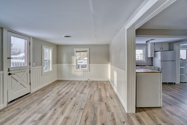 Building Photo - Crisp Remodeled 3-Bdr in Heart of Sisters!
