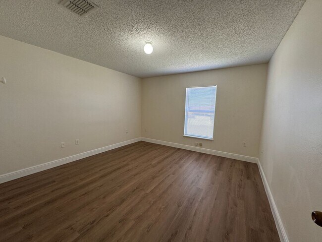 Building Photo - Spacious and Comfortable House for Lease