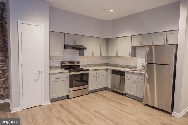 Building Photo - 218 W Main St