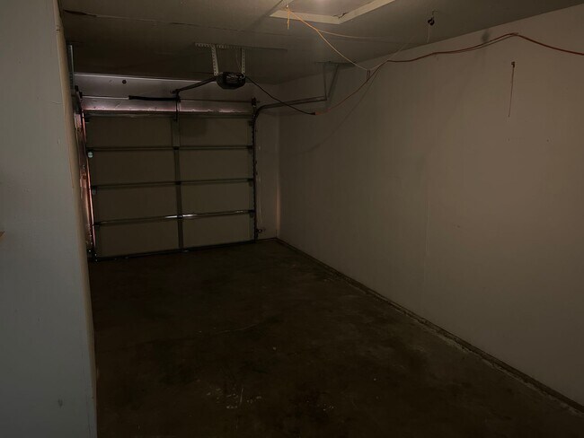 Building Photo - Ren-220/224