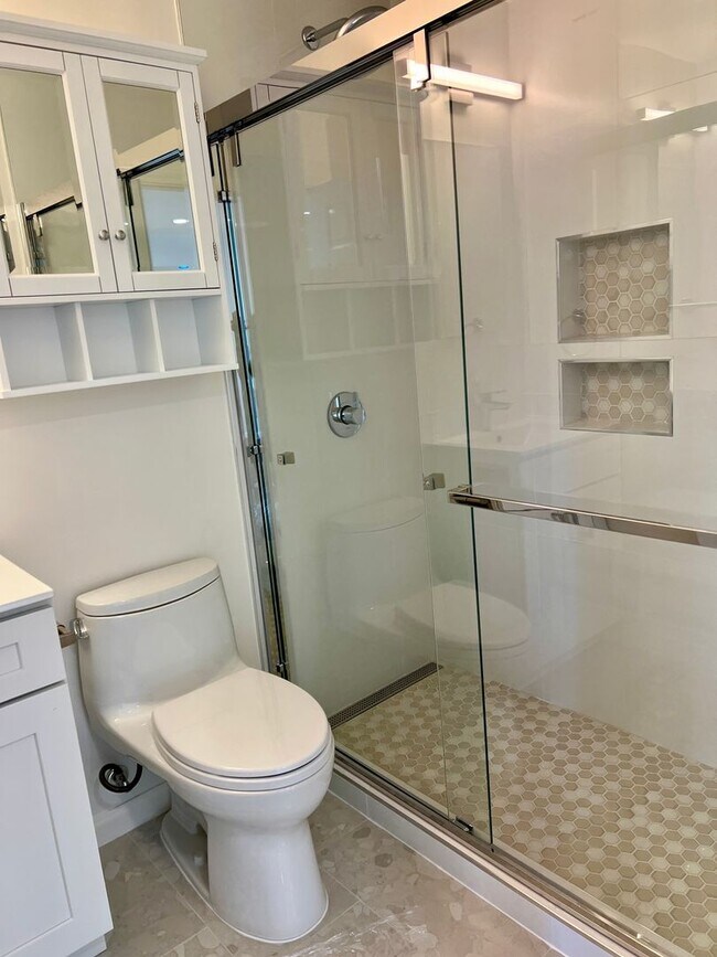 Building Photo - Light, bright & all NEW inside. Beautiful upgrades in this naturally bright 2 bd, 1 ba unit with ...