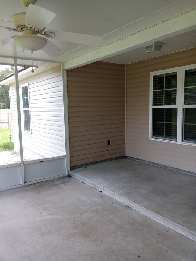 Building Photo - Conveniently located to Lake Park