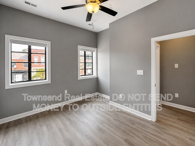 Building Photo - 130 Person St