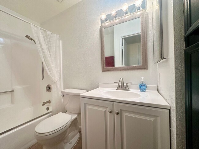 Building Photo - AVAILABLE NOW! 1 Bed 1 Bath Apartment in P...