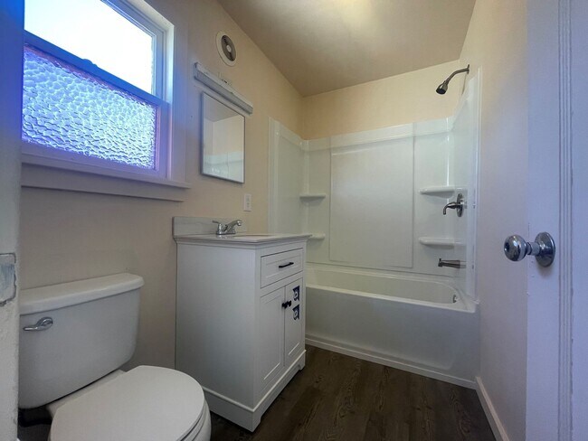 Building Photo - Now renting 3 bedroom House