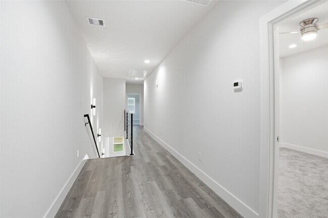 Building Photo - 727 S Victory Dr