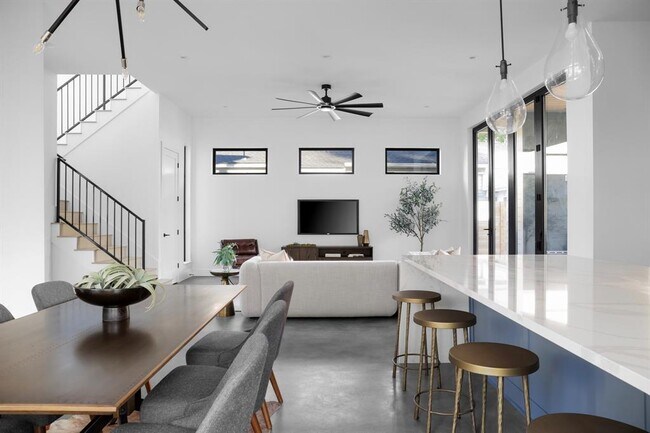 Building Photo - 603 E 47th St