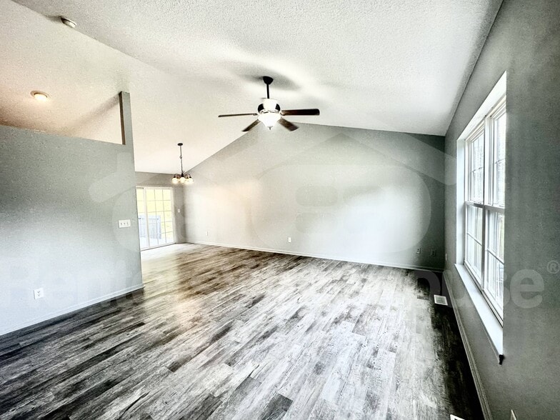 Building Photo - 2144 SE 6th St