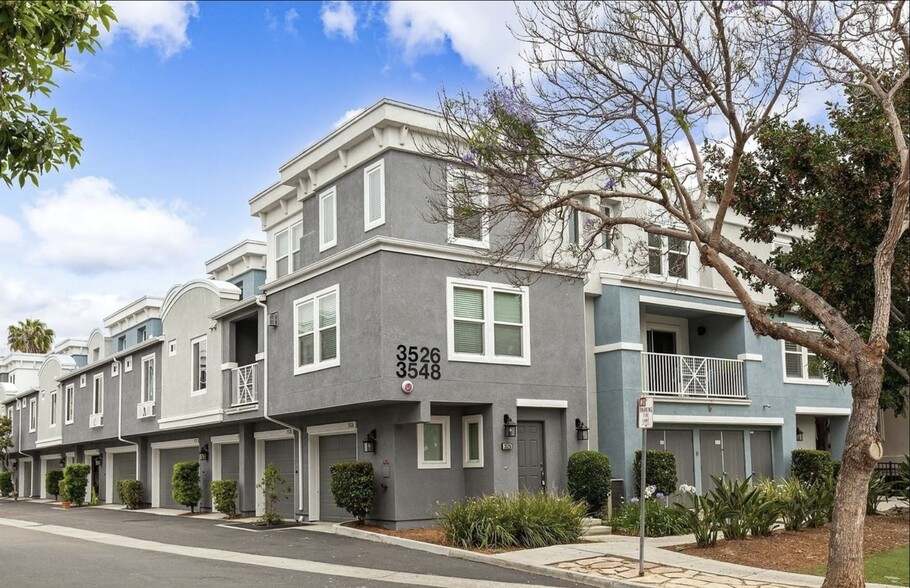 Front of building - 3542 Shoreline Bluff Lane