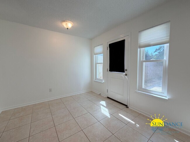 Building Photo - Charming 2BR townhome just steps from beautiful Cinco Bayou in Fort Walton Beach!