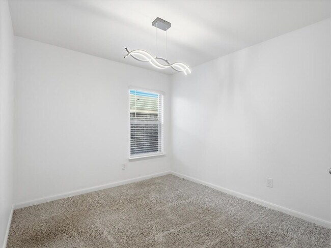 Building Photo - "Charming 3-Bed Oasis with 2 Full Baths in Heath - 1244 Sq Ft of Comfort with Washer/Dryer Includ...