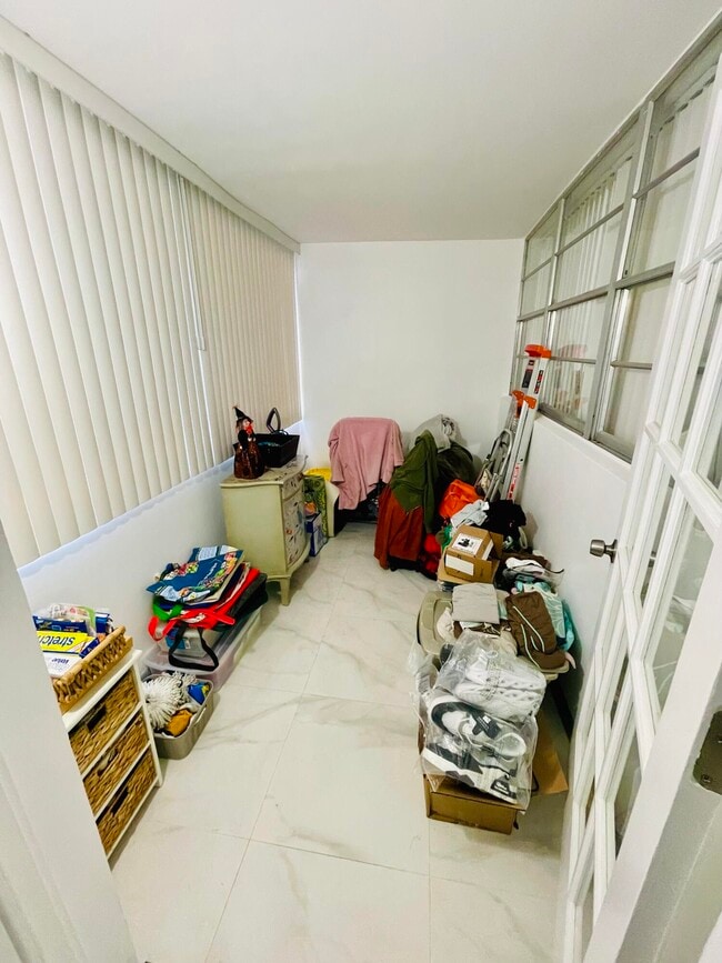 Building Photo - 1333 E Hallandale Beach Blvd