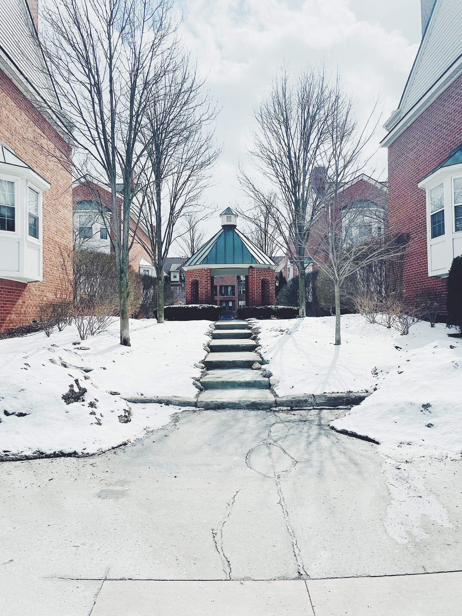 Building Photo - 163 W Kenilworth Ave