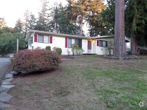 Building Photo - Wonderful & Updated 3-Bedroom Rambler in G...