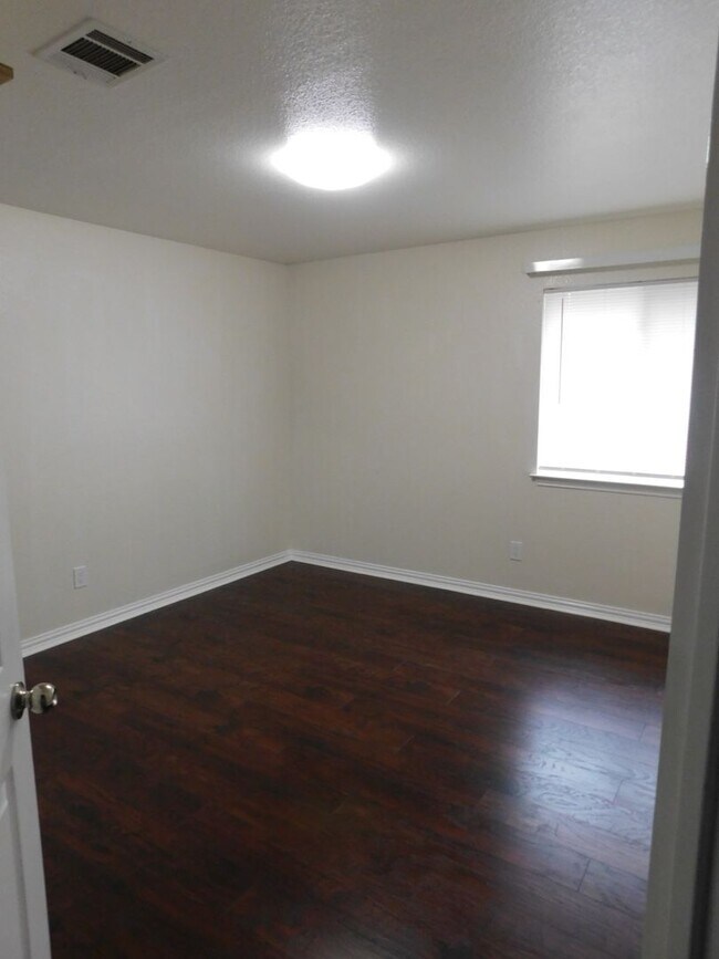 Building Photo - 1301 Leah Ln