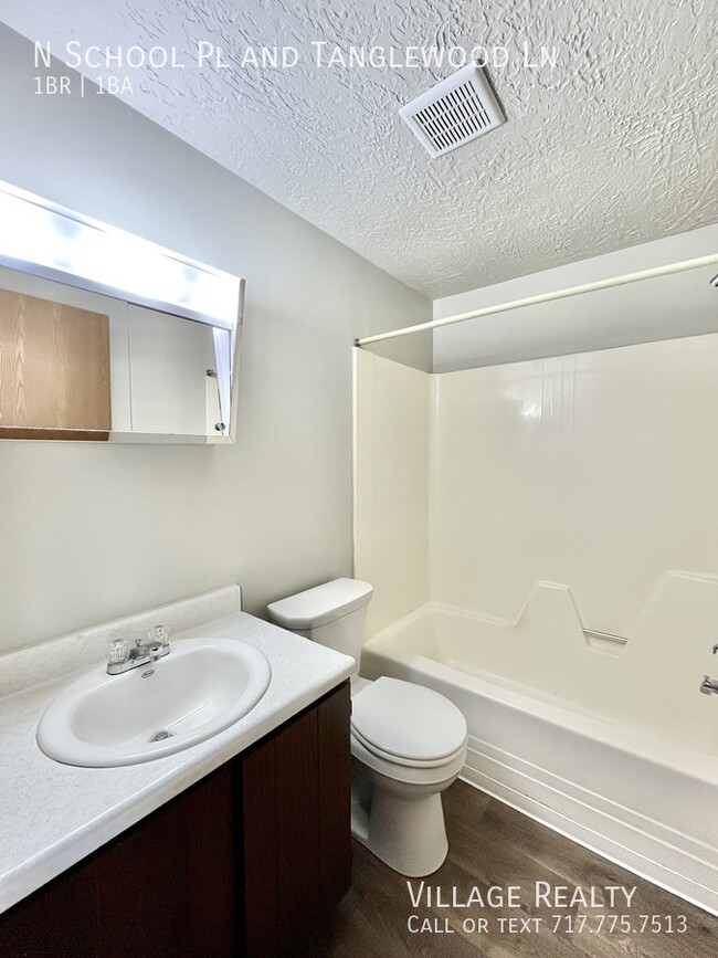 Building Photo - MOVE-IN READY! Top Floor! Roomy 1-Bed with...