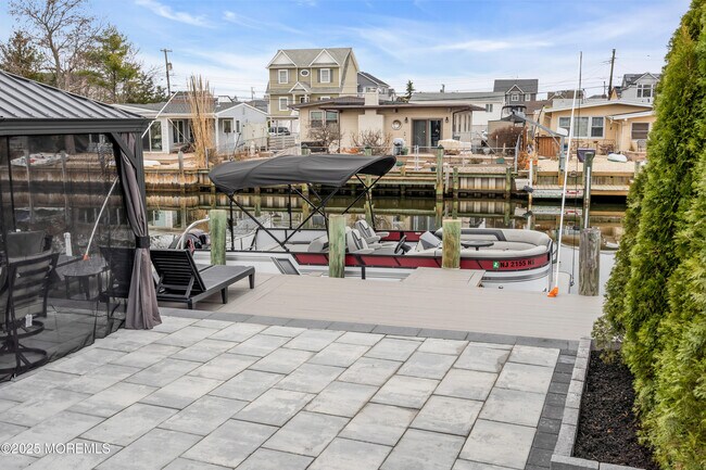 Building Photo - 320 Silver Lagoon Dr