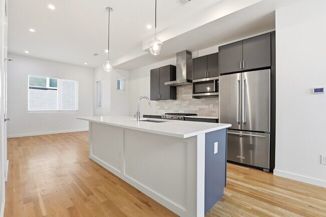 Building Photo - $2,745.95, 2-bed, 2.5 bath, located in Denver with a Rooftop Patio