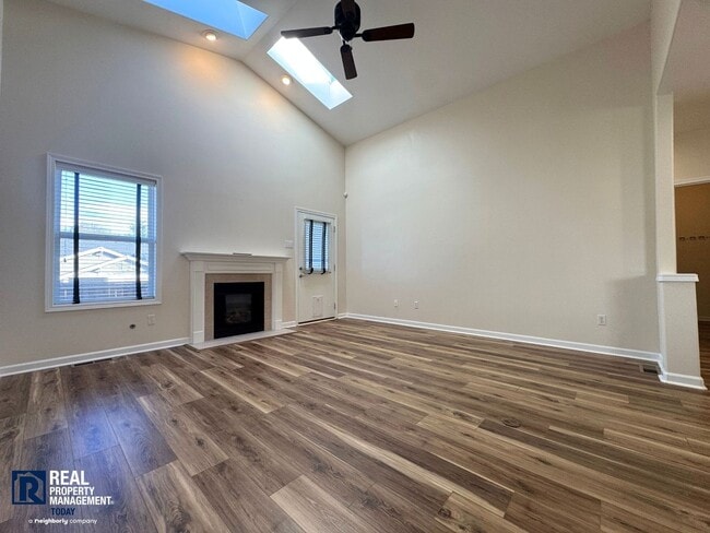 Building Photo - Beautiful 2-Bedroom Townhome with Vaulted Ceilings & 2-Car Garage!!