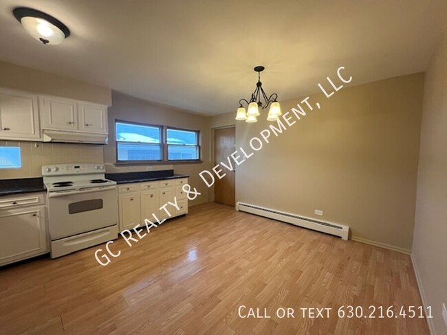 Building Photo - *** 3 BDRM - 1.5 BTH / KITCHEN APPL INC / ...