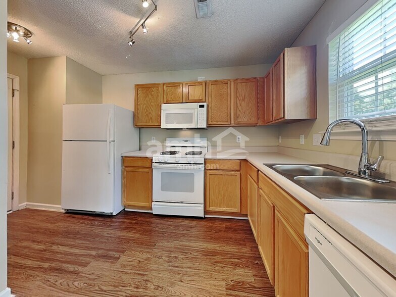 Building Photo - 1006 Fort Clapsop Ct