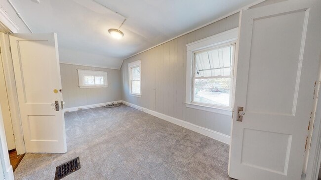 Building Photo - Old Brooklyn - 3 Bedroom Single Family Home