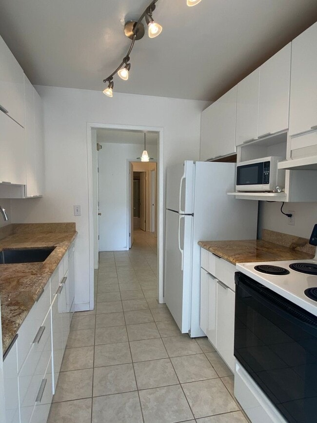 Building Photo - One Bedroom Condo Available in Watergate Community/Emeryville!