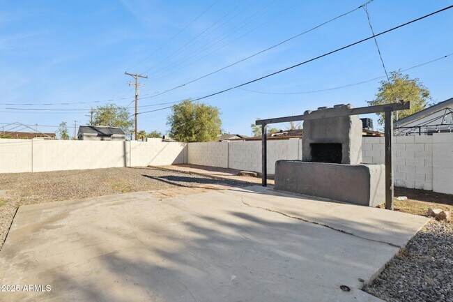 Building Photo - 3331 E Oak St