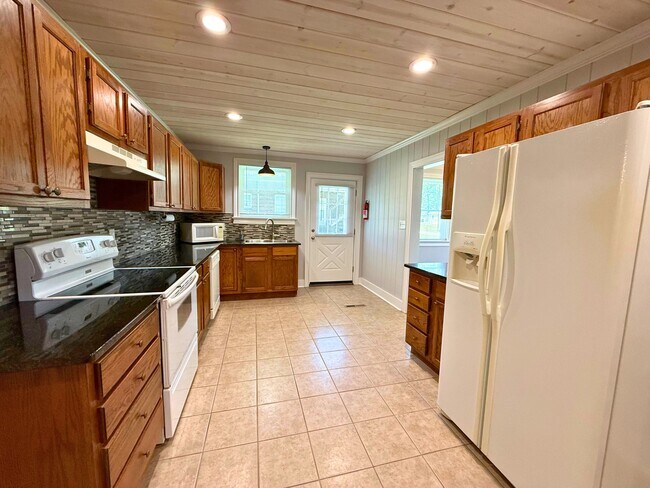 Building Photo - 202 Mayflower St