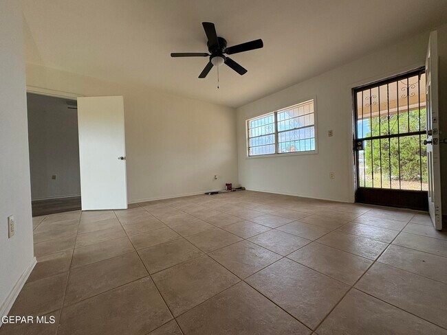 Building Photo - 4900 Debeers Dr