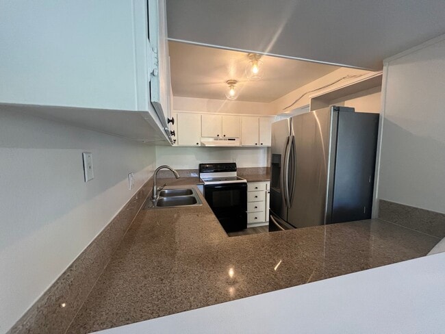 Building Photo - Georgous Calabasas Condo