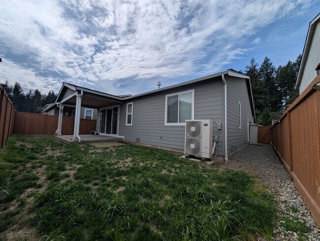 Building Photo - One Story Living in Port Orchard! Large 3 Bedroom Available for Rent!