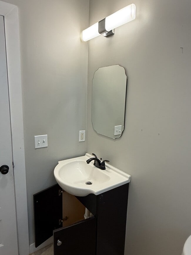 Building Photo - 430 Schmidt Rd