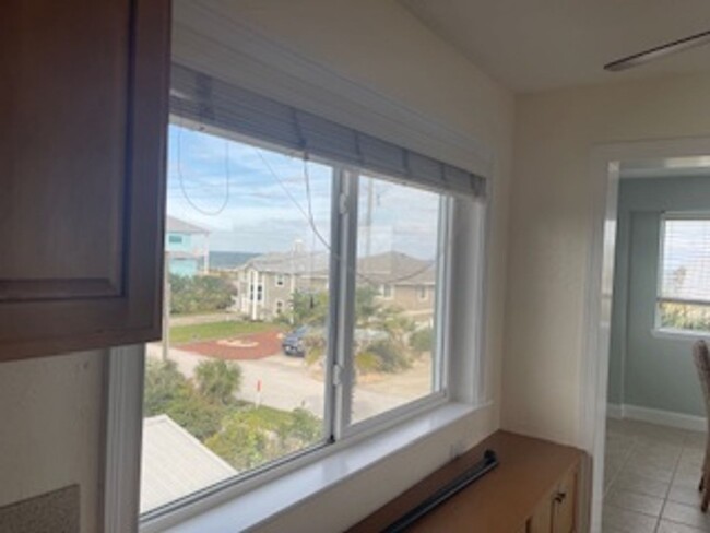 Building Photo - Breathtaking Views from this 3rd Floor Unit