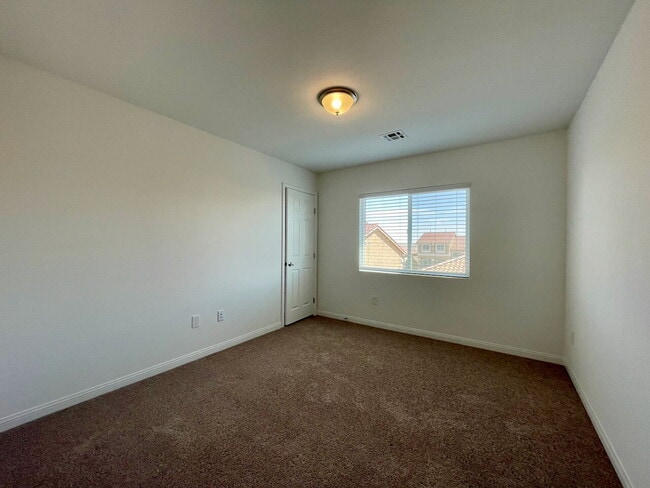 Building Photo - BEAUTIFUL 5 BED 3.5 BATH 3 FLOORS 2 CAR GARAGE SINGLE FAMILY HOME W/ LARGE LOFT & BACKYARD FOR RENT!