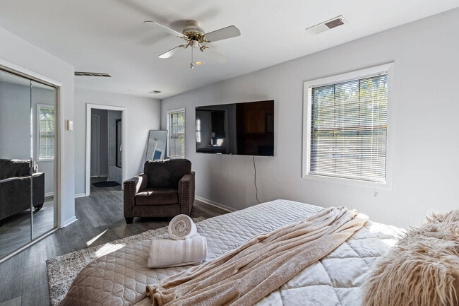 Building Photo - 301 S Front St