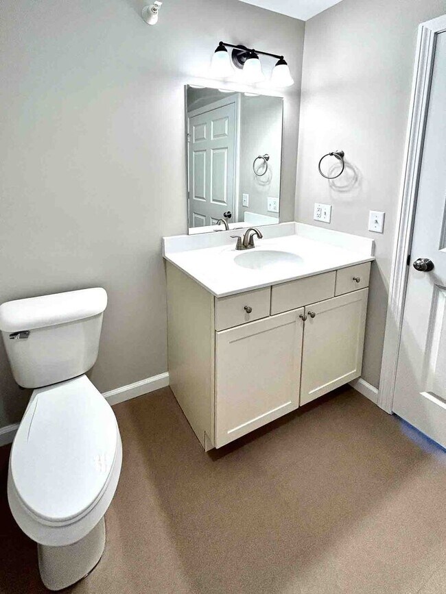 Building Photo - 21 Pinecrest Dr