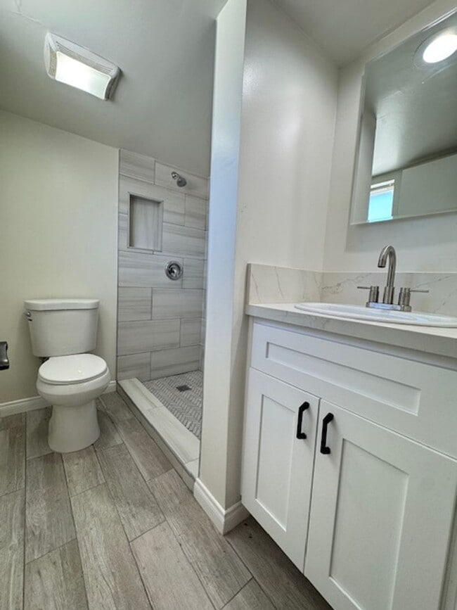 Building Photo - 2 Bedroom Bungalow in Simi Valley